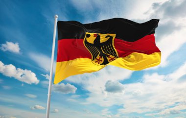 Rüzgarda dalgalanan büyük Alman bayrağı