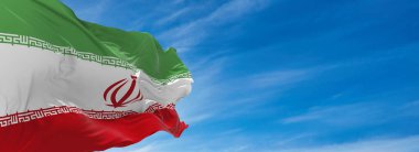 İran 'ın büyük bayrağı güneşli bir günde bulutlarla rüzgarda sallanıyor. 3d illüstrasyon