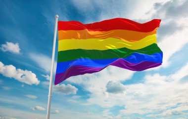 Rüzgarda dalgalanan LGBT Bayrağı.