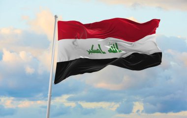 Rüzgarda dalgalanan büyük Irak bayrağı