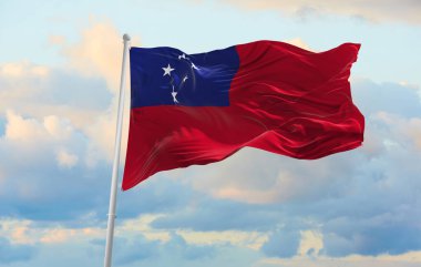 Rüzgarda dalgalanan büyük Samoa bayrağı