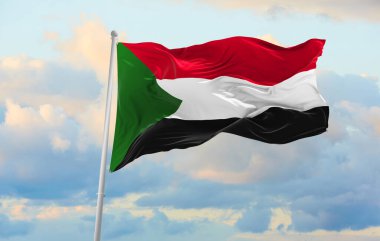 Rüzgarda dalgalanan büyük Sudan bayrağı