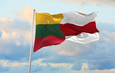 Büyük Litvanya Bayrağı ve Beyaz Rusya 'nın beyaz beyaz bayrağı rüzgarda sallanıyor.