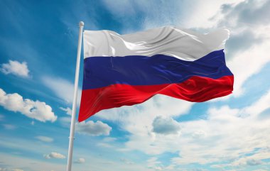 Rüzgarda dalgalanan büyük Rus bayrağı