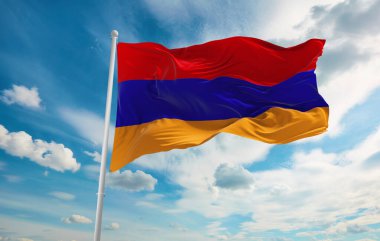 Rüzgarda dalgalanan büyük Ermenistan bayrağı