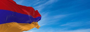 Ermenistan 'ın büyük bayrağı güneşli bir günde gökyüzüne karşı rüzgarda sallanıyor. 3d illüstrasyon