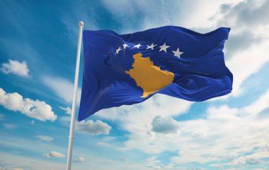 Rüzgarda dalgalanan büyük Kosova bayrağı