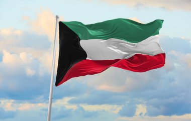 Büyük Kuveyt bayrağı rüzgarda dalgalanıyor.