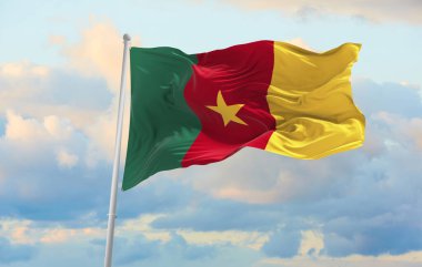 Rüzgarda dalgalanan büyük Kamerun bayrağı