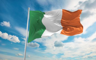 Büyük İrlanda bayrağı rüzgarda dalgalanıyor