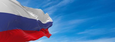 Güneşli bir günde gökyüzüne karşı rüzgarda dalgalanan büyük Rus bayrağı. 3d illüstrasyon