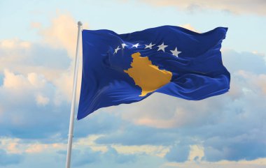 Rüzgarda dalgalanan büyük Kosova bayrağı
