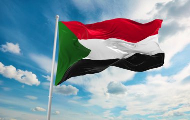 Rüzgarda dalgalanan büyük Sudan bayrağı