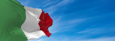 İtalya 'nın büyük bayrağı güneşli bir günde bulutlarla gökyüzüne karşı rüzgarda sallanıyor. 3d illüstrasyon