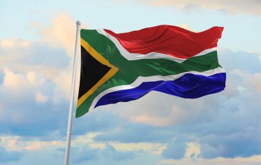 Büyük Güney Afrika bayrağı rüzgarda dalgalanıyor