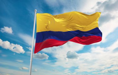 Rüzgarda dalgalanan büyük Kolombiya bayrağı