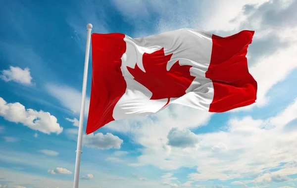Grande Bandeira Canadense Acenando Vento — Fotografia de Stock