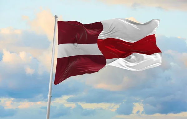 拉脱维亚的大旗和白俄罗斯的白色红白国旗在风中飘扬 — 图库照片