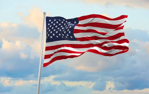 Grande Bandeira Americana Acenando Vento — Fotografia de Stock