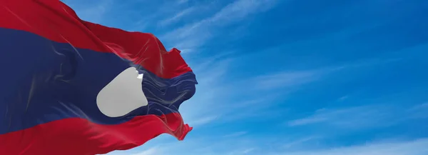 晴れた日にはラオスの大規模な旗が雲と空に対して風に振っている 3Dイラスト — ストック写真