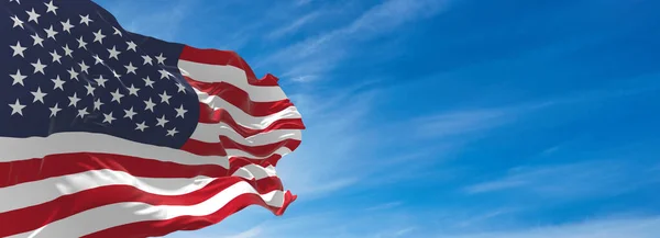 Eine Große Flagge Wehte Sonnigen Tag Mit Wolken Wind Gegen — Stockfoto