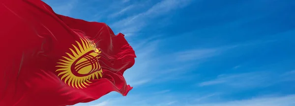 Gran Bandera Kirguistán Ondeando Viento Contra Cielo Con Nubes Día — Foto de Stock