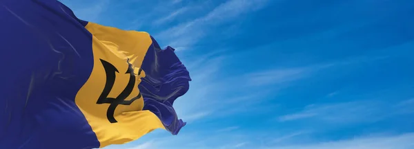 Velká Vlajka Barbadosu Vlající Větru Proti Obloze Mraky Slunečného Dne — Stock fotografie