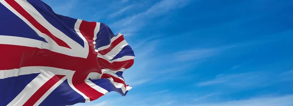 Grande Bandeira Grã Bretanha Acenando Vento Contra Céu Com Nuvens — Fotografia de Stock