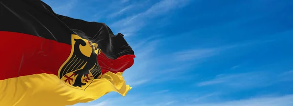 Stor Flagga Tyskland Vinkar Vinden Mot Himlen Med Moln Solig — Stockfoto