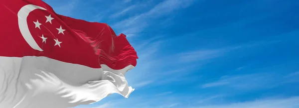 Velká Singapurská Vlajka Vlající Větru Proti Obloze Mraky Slunečného Dne — Stock fotografie