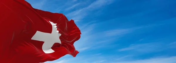 Grote Vlag Van Zwitserland Zwaaien Wind Tegen Hemel Met Wolken — Stockfoto