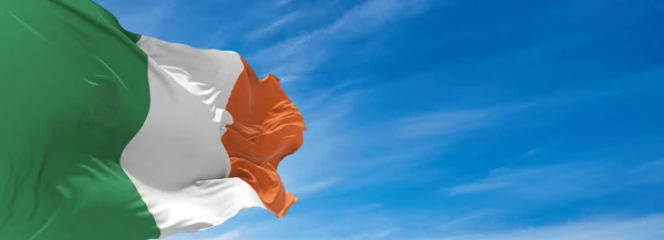 Gran Bandera Irlanda Ondeando Viento Contra Cielo Con Nubes Día —  Fotos de Stock