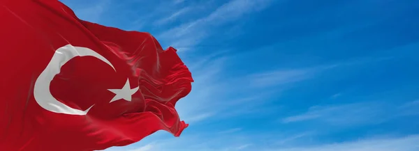 Grote Vlag Van Turkse Zwaaien Wind Tegen Hemel Met Wolken — Stockfoto