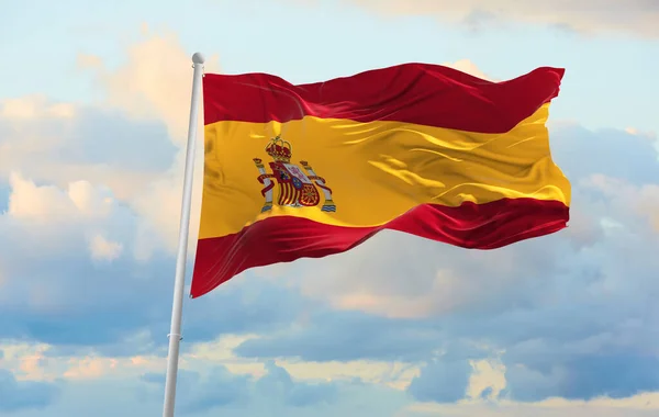 Μεγάλη Ισπανική Σημαία Κυματίζει Στον Άνεμο — Φωτογραφία Αρχείου