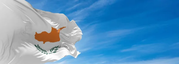 Eine Große Zyprische Flagge Wehte Sonnigen Tag Mit Wolken Wind — Stockfoto