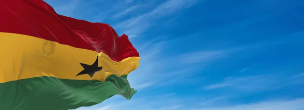 Grote Vlag Van Ghana Zwaaiend Wind Tegen Lucht Met Wolken — Stockfoto