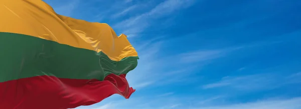 Μεγάλη Σημαία Της Λιθουανιασ Κυματίζει Στον Άνεμο Ενάντια Στον Ουρανό — Φωτογραφία Αρχείου