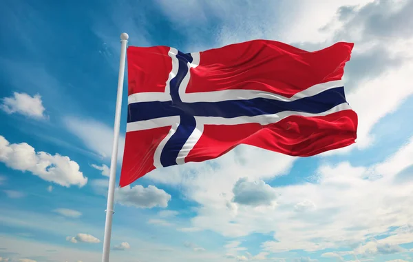 ノルウェーの大きな旗が風になびく — ストック写真