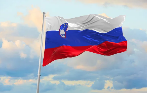 Büyük Slovenya Bayrağı Rüzgarda Dalgalanıyor — Stok fotoğraf