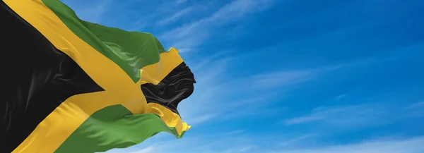 Grote Vlag Van Jamaica Zwaaiend Wind Tegen Lucht Met Wolken — Stockfoto