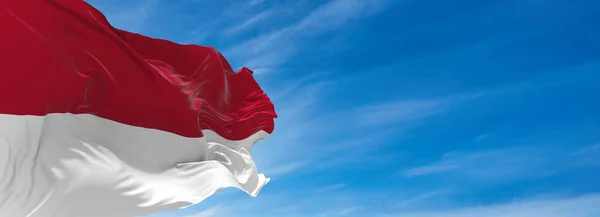 Velká Indonéská Vlajka Vlnící Větru Proti Obloze Mraky Slunečného Dne — Stock fotografie
