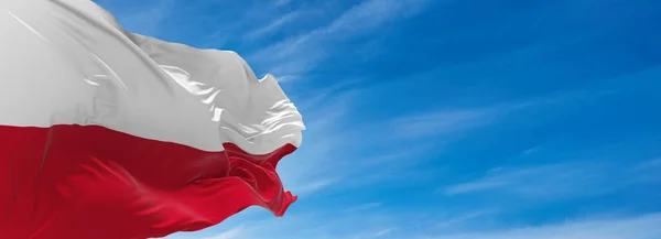 Eine Große Polnische Flagge Wehte Sonnigen Tag Wind Gegen Den — Stockfoto