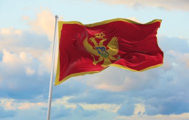 Karadağ bayrağı rüzgarda dalgalanıyor