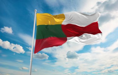 Büyük Litvanya Bayrağı ve Beyaz Rusya 'nın beyaz beyaz bayrağı rüzgarda sallanıyor.