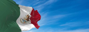 Meksika 'nın büyük bayrağı güneşli bir günde bulutlarla gökyüzüne karşı rüzgarda sallanıyor. 3d illüstrasyon