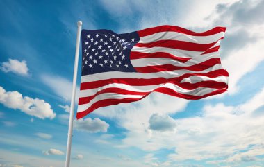 Rüzgarda dalgalanan büyük Amerikan bayrağı