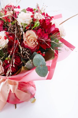 Beyaz renkte izole edilmiş düğün buketi. Taze, yemyeşil renkli çiçekler.