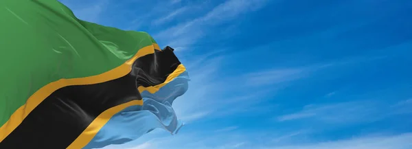 Grande Bandeira Tanzânia Acenando Vento Contra Céu Com Nuvens Dia — Fotografia de Stock