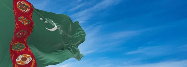 Velká Turkmenistánská Vlajka Vlající Větru Proti Obloze Mraky Slunečného Dne — Stock fotografie