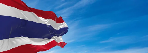 Большой Флаг Таиланда Размахивающий Ветром Против Неба Облаками Солнечный День — стоковое фото